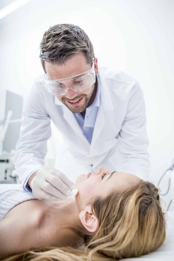 Quels sont les critères à prendre en compte pour choisir un traitement de médecine esthétique adapté à son budget ?