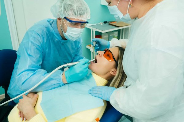 Urgence dentaire en côte d'azur : quel professionnel choisir ?